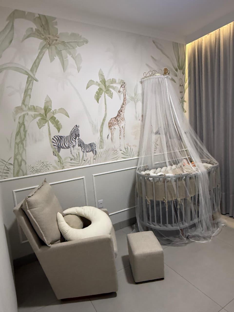 Quarto de bebê com papel de parede safari instalado pela Aplik Decor