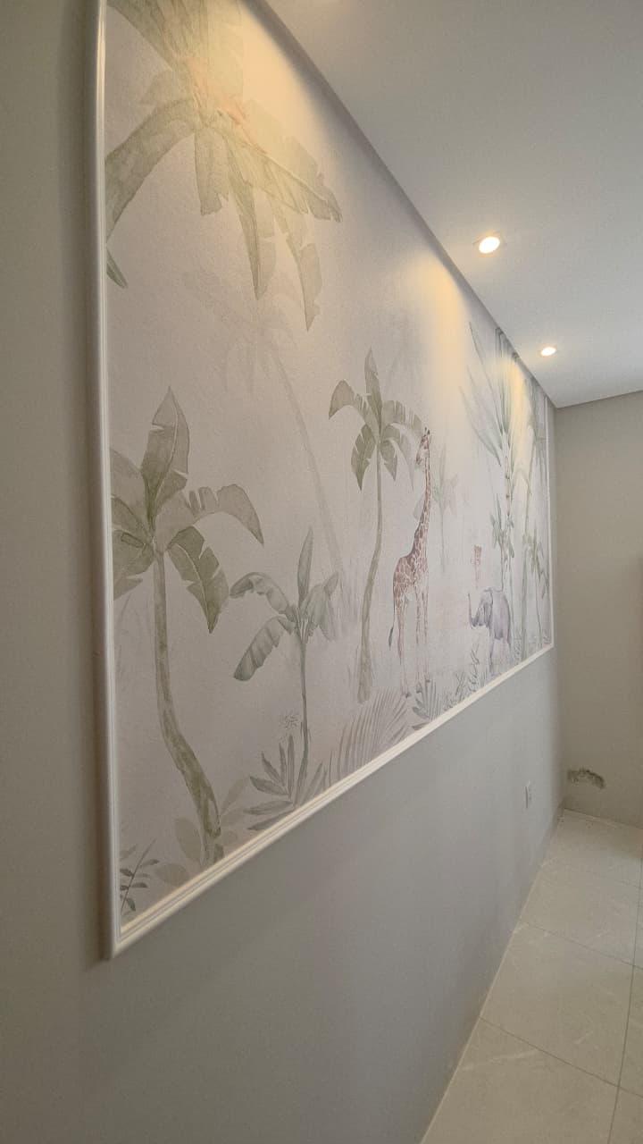 Quarto bebê com papel safari e boiserie