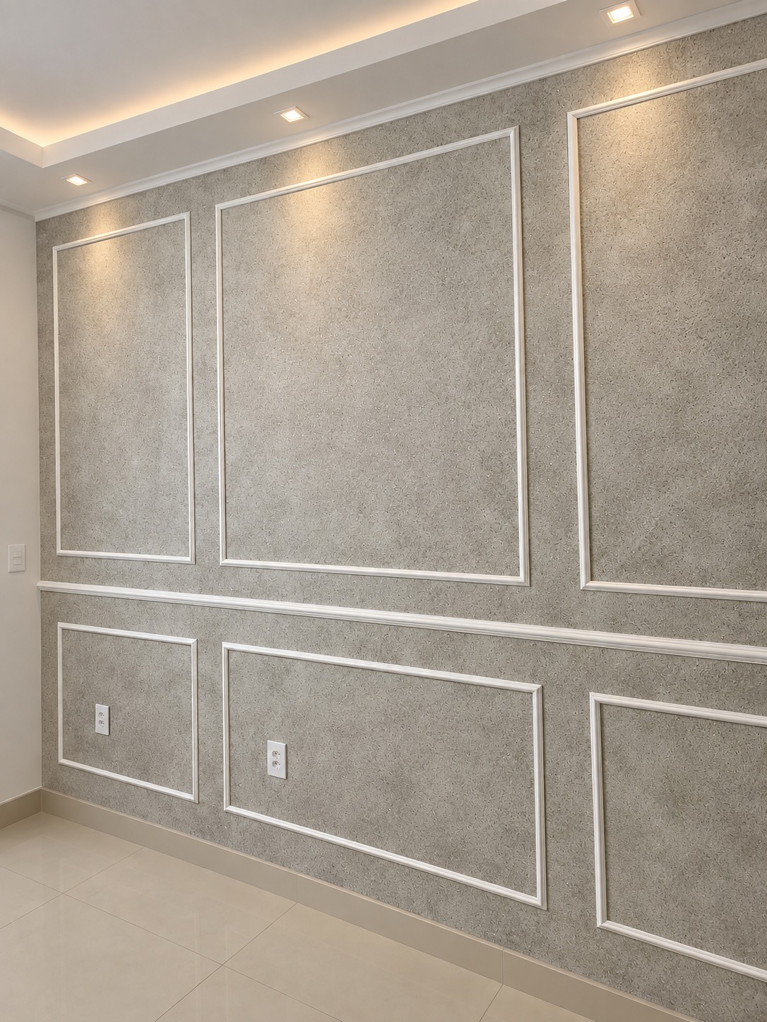 Moldura boiserie combinada com papel líquido
