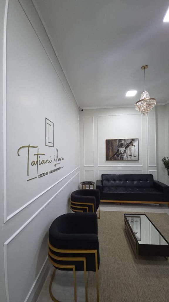 Moldura boiserie instalada em recepção e escritório corporativo