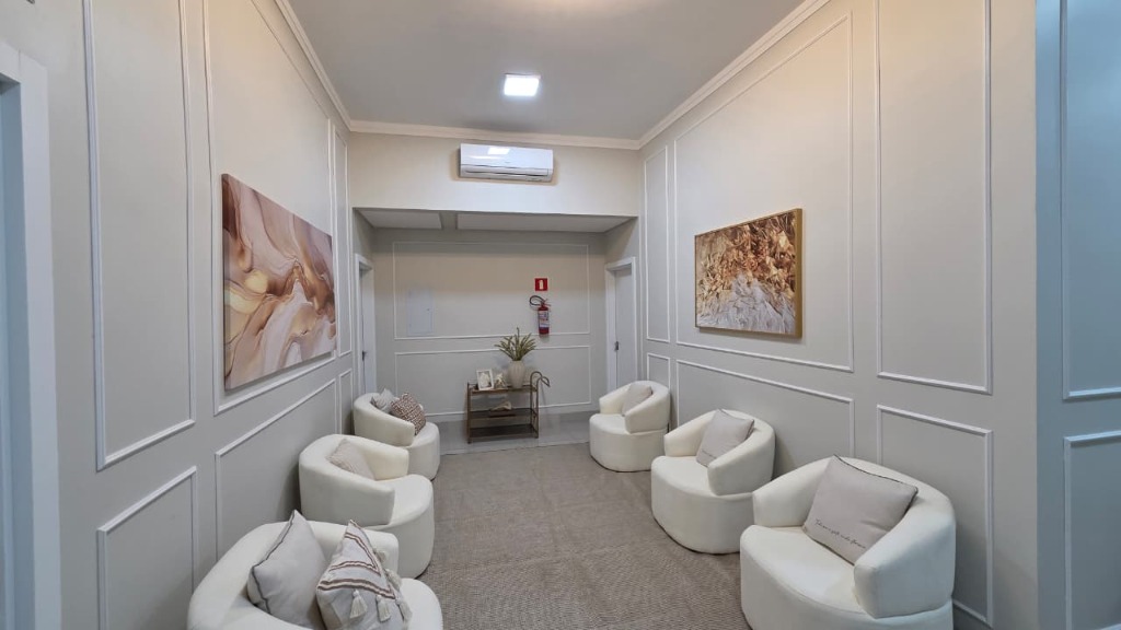 Moldura boiserie clássica instalada em sala de espera e lounge elegante