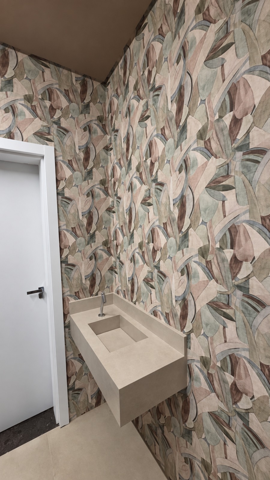 Papel de parede estampado para lavabo aplicado pela Aplik Decor