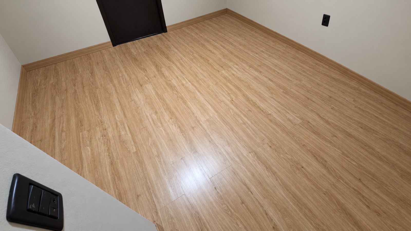 Piso vinílico living amadeirado de alto padrão instalado
